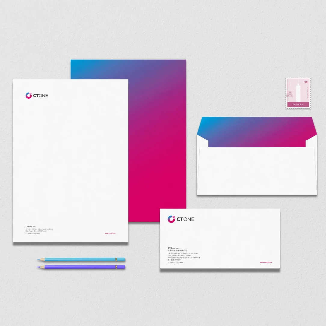 CTOne Briefpapier-Set mit Briefbogen, magenta-blauem Umschlag, Stiften und Taiwan-Briefmarke auf weißem Hintergrund