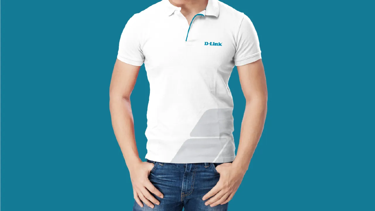 Mann trägt ein weißes D-Link Poloshirt mit blauem Logo und Dezentem Markenmuster