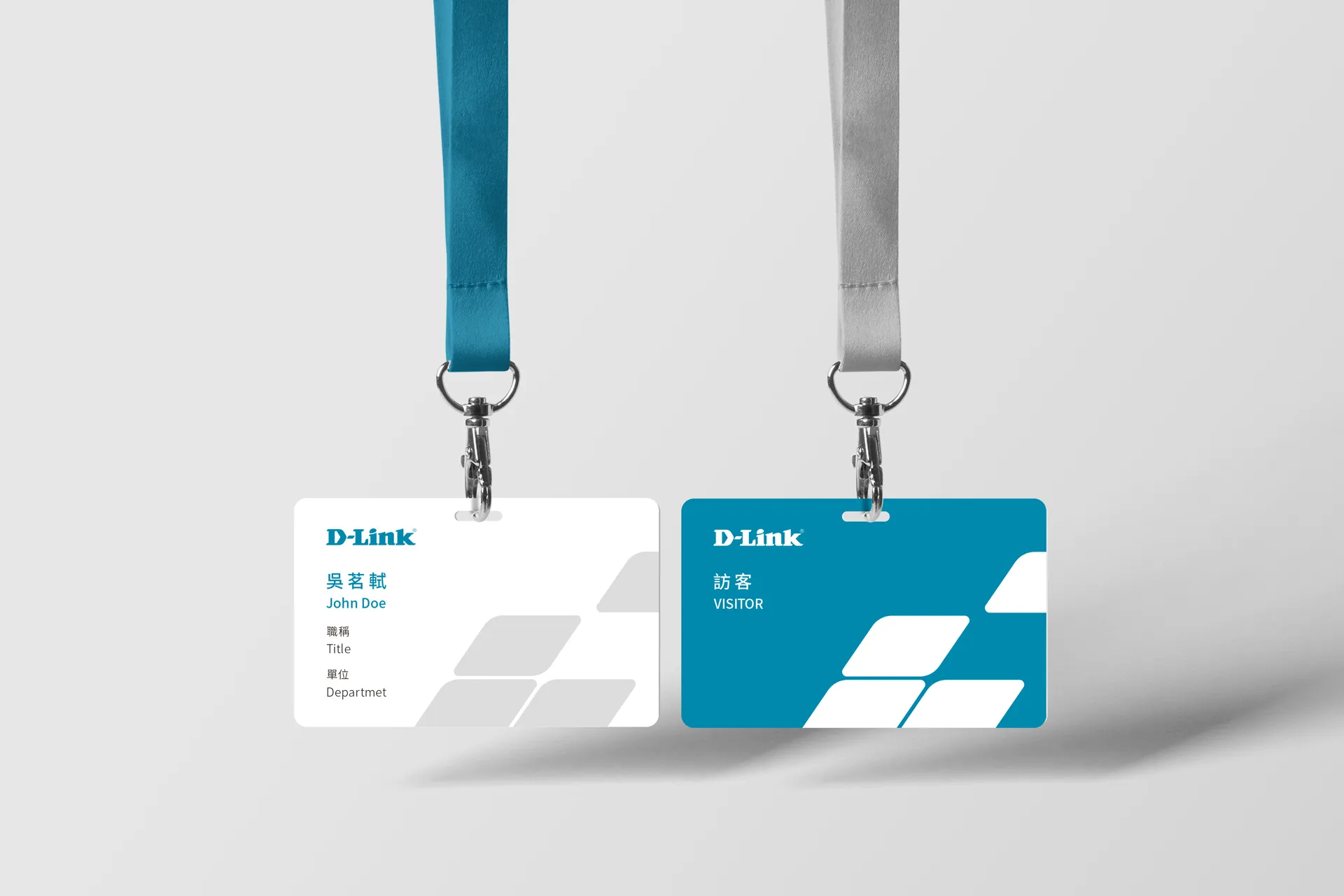 Zwei D-Link Namensschilder an Schlüsselbändern: weißes Mitarbeiter-Badge und blaues Besucher-Badge