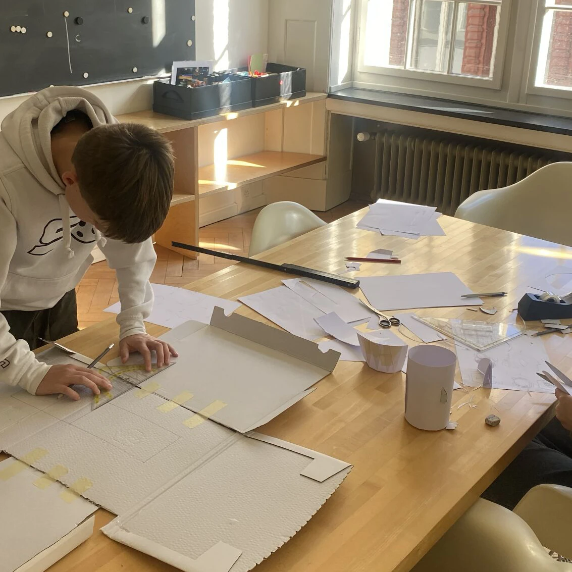 Jugendliche bauen im VETICA Design Workshop Prototypen und Modelle aus Karton.