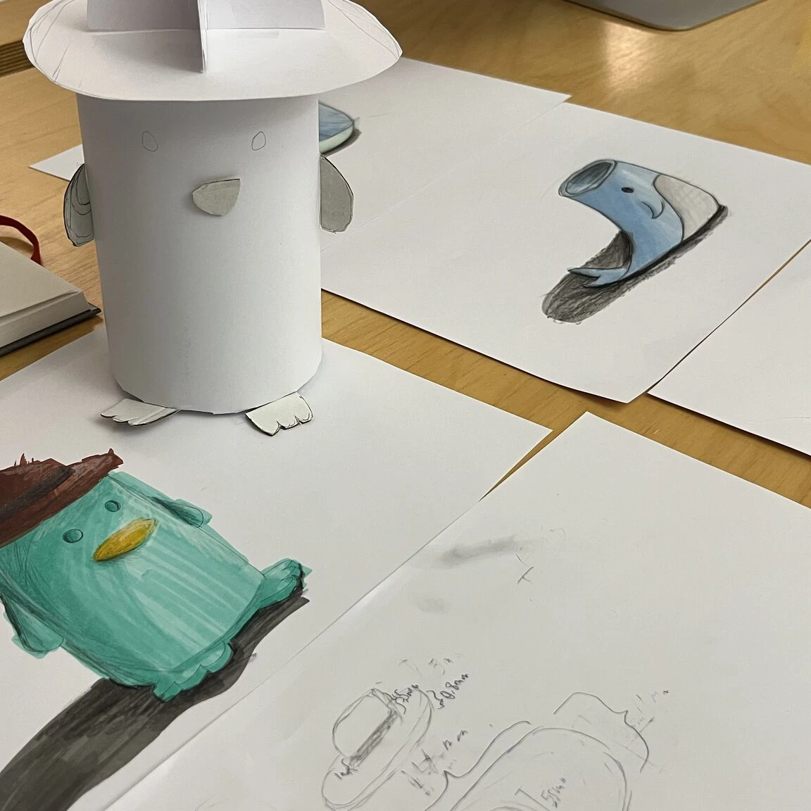 Produktskizzen und ein Papierprototyp aus einem kreativen Design Workshop von VETICA.