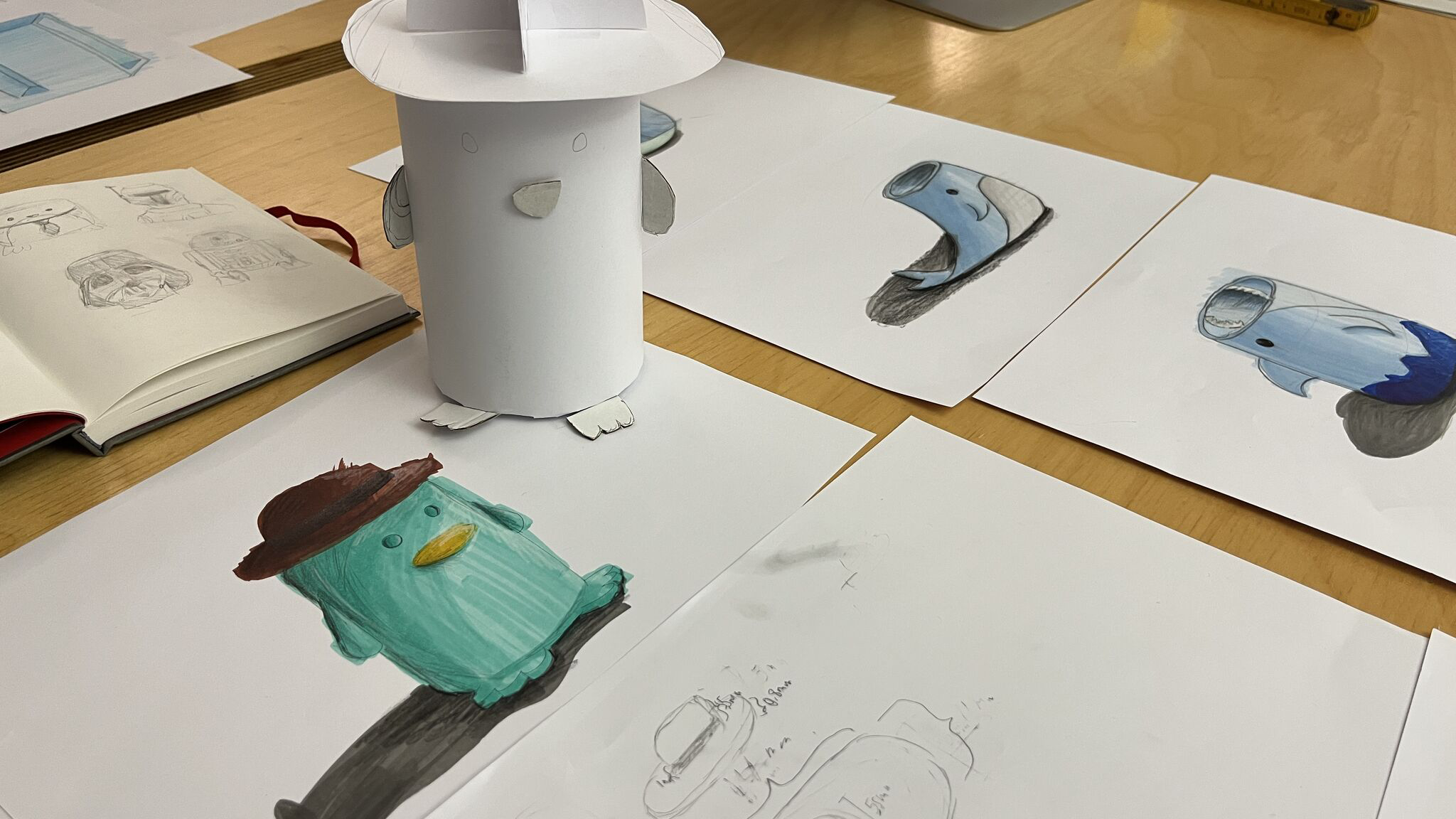 Produktskizzen und ein Papierprototyp aus einem kreativen Design Workshop von VETICA.
