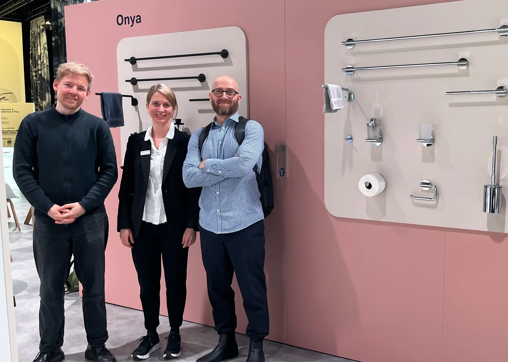 VETICA Team an der Swissbau 2026 vor der Onya Präsentation von Bodenschatz mit Badezimmeraccessoires.
