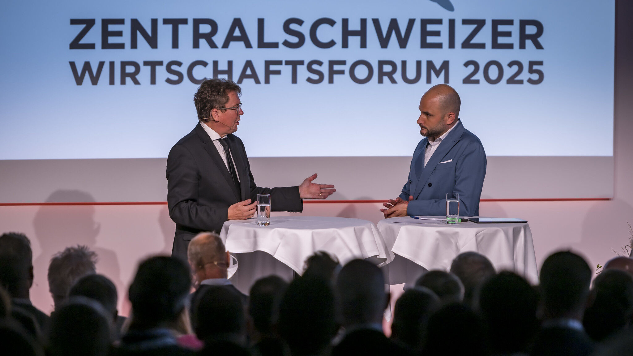 Gespräch auf der Bühne am Zentralschweizer Wirtschaftsforum 2025